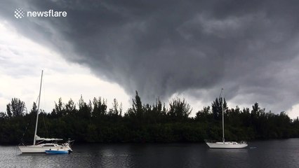 Moody funnel cloud appears over Florida