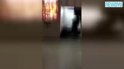 Metronun ortasında pantolonunu indirip... (+1)