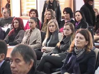 Lajme - Debati Gratë dhe Uji