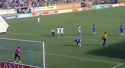 Deux joueurs d'une équipe du Zimbabwe tentent de reproduire le penalty de Messi et Suarez...
