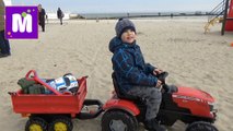 У Макса прицеп с бортами катаем игрушки и шарики на тракторе по песку tractor trailer Rolly Toys rides balls