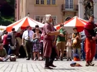 Jongleurs à haches et musiciens à la fête médiévale