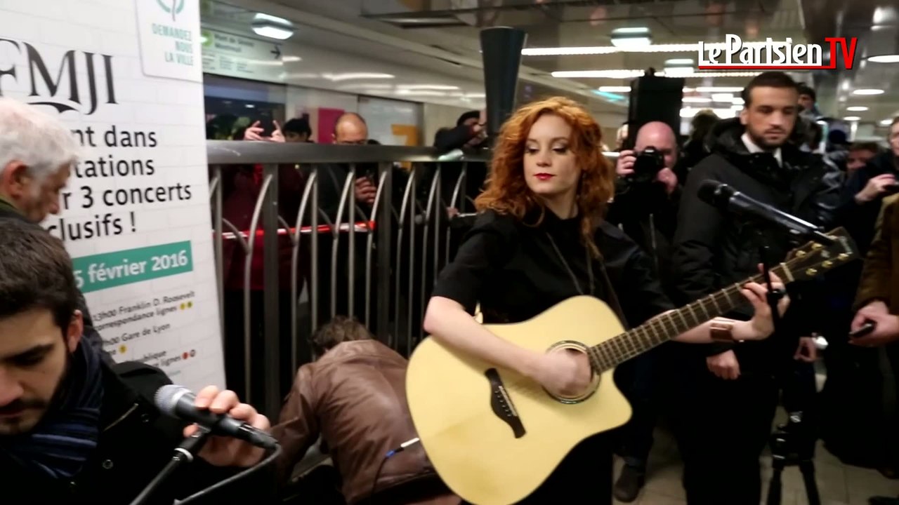 Emji de retour dans le métro où elle dévoile son nouvel album