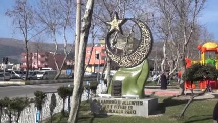 Kahramanmaraş'ta Şehit İçin Ay ve Yıldız Üzerine Ayetli Anıt