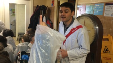 Les enfants visitent la cuisine centrale