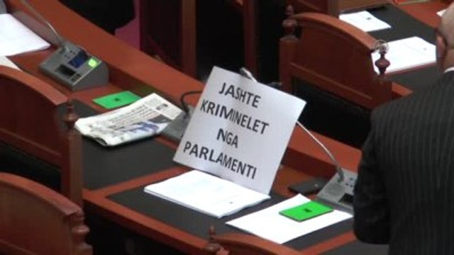 Arnavutluk Başbakanı'na Yumurtalı Protesto