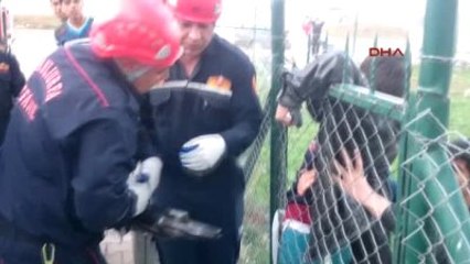 Şanlıurfa?da 12 Yaşındaki Çocuğun Eline Demir Saplandı