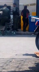 Captan a la GNB obteniendo alimentos sin hacer cola