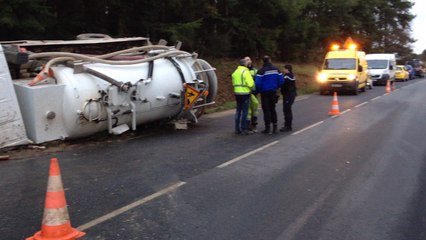 Un camion de vidange bloque la départementale
