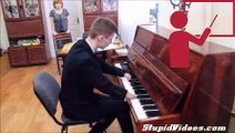 Amazing Man Plays Piano with No Hands