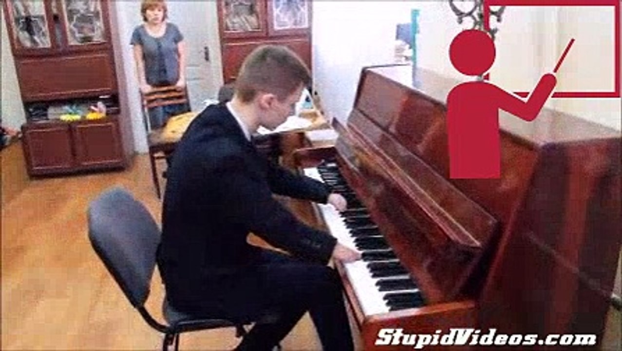 Amazing Man Plays Piano with No Hands