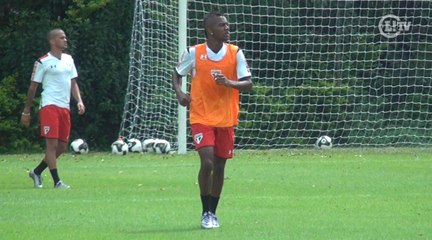 Descargar video: Kelvin se destaca em treino do São Paulo com dois gols e uma assistência