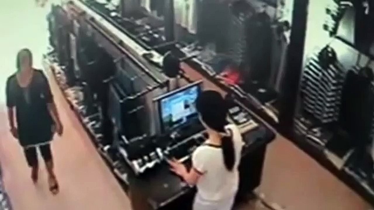 فتاة تسرق مبالغ مالية وتخفيها في بملابسها
