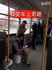 Un homme s'assoit et fait caca dans un bus