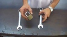 Ouvrir un cadenas avec deux clés plates