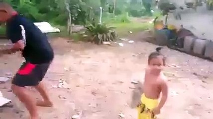 Anak Anak Ini Dengan Kejam Memukuli Anak Anjing (LOL)
