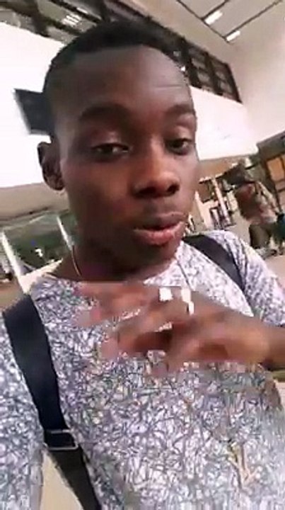 Sidiki Diabaté dedicace à tous ses fans avant le concert de Guinée
