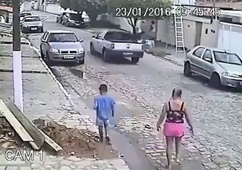 Kisah Seorang ibu Pejalan kaki Tertimpa Tangga hingga Tewas