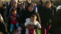 Des centaines de réfugiés marchent vers l'Albanie