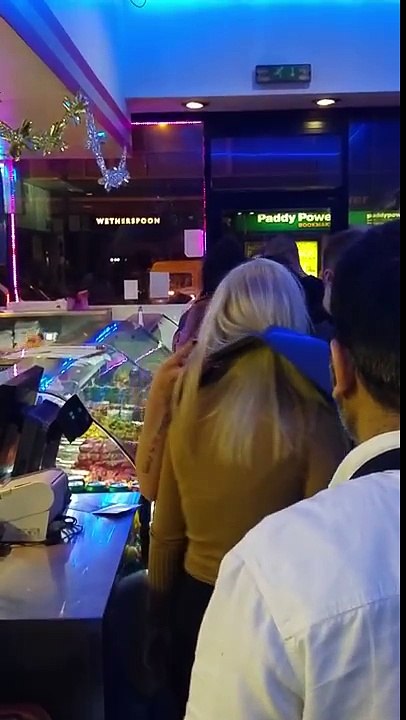 Une fille ivre se coince la tête dans une poubelle..!