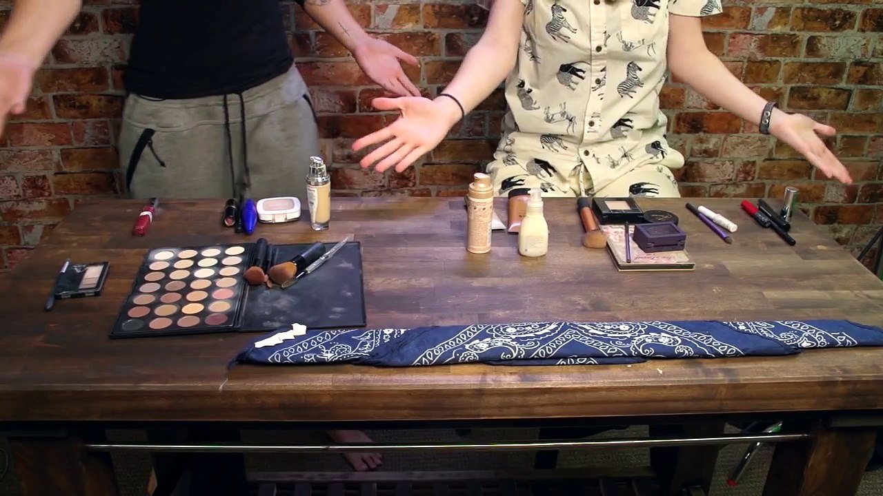 Blindfold Makeup Challenge with SAARA-Smoukahontas