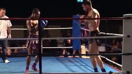 Il reste KO debout après un énorme coup de pied retourné en Muay-Thaï