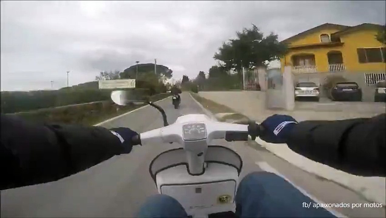 Un motard se fait doubler par un scooter légèrement trafiqué