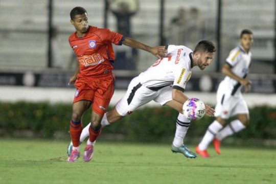Vacilo na colina! Riascos marca duas vezes, mas Vasco cede empate e perde os 100% no Carioca