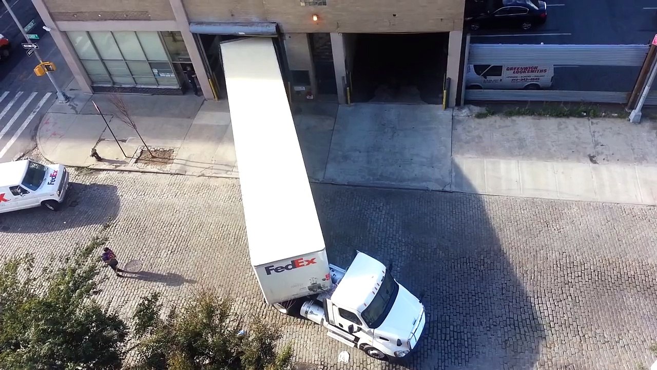 Fedex truck amazing reverse parking