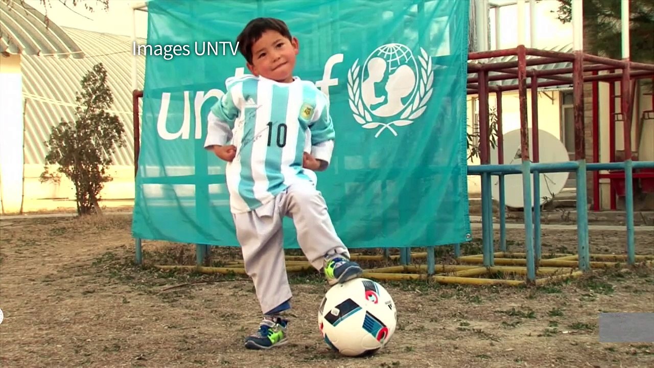 Le "petit Messi" afghan a reçu deux maillots dédicacés par Messi
