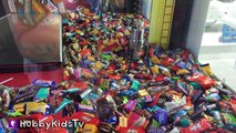 SURPRISE Vending Machine Candy CLAW! HobbyPig   HobbyFrog Try to Get Chocolate HobbyKidsTV