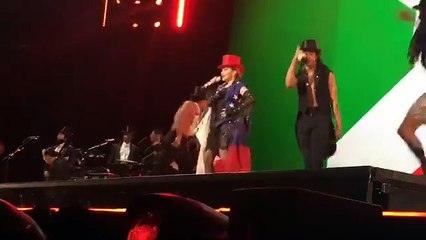 Madonna dances with Philippine flag