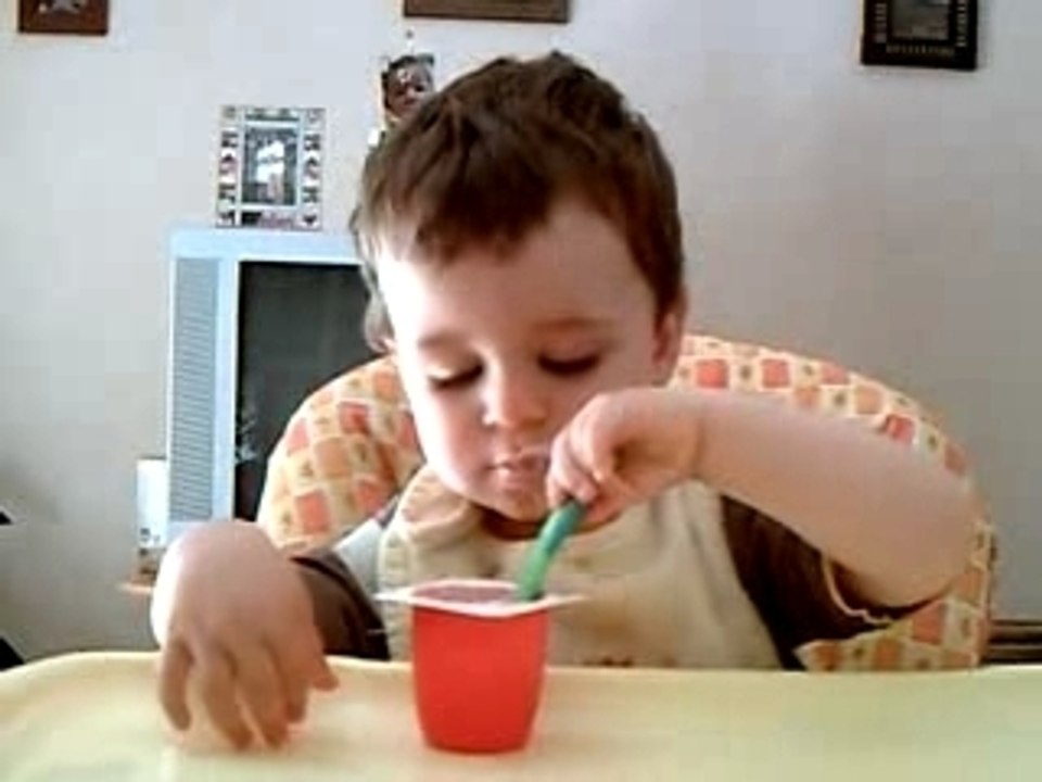 adam mange tout seul