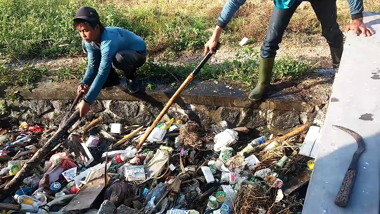 Sampah Warga yang Dibuang di Kali