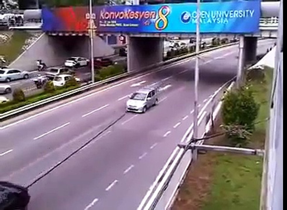 Drift - Police chasing Street Racer on highway. Very Funny. jdm cars imports (1)