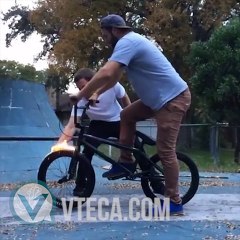 burning cyclist makes a wonderful acrobatics | ciclista en llamas hace truco sorprendente