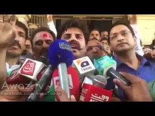 Aalmgir Khan talking to media and praising PTI leaders