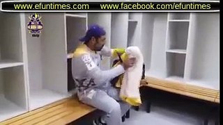 Pakistani Cricketer Sarfraz Ahmed Naat Parhtey howy