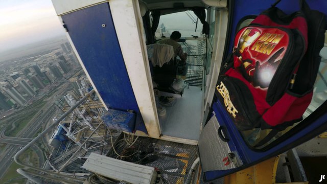 Un casse-cou grimpe au sommet du plus haut building de Dubaï