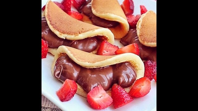 PANCAKES CON CHOCOLATE Y FRESAS - Receta de postres fáciles y rápidas