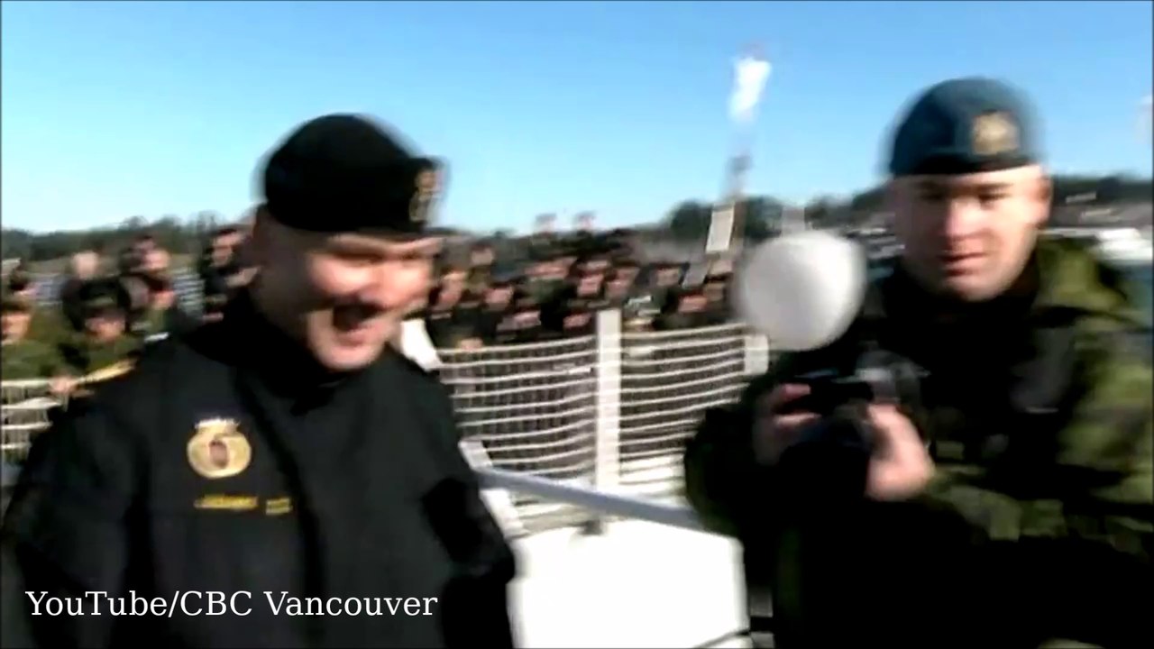 Marine royale canadienne : Premier baiser protocolaire échangé entre deux hommes