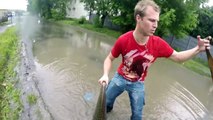 Un Russe fait du wake surf dans les rues inondées d'une ville