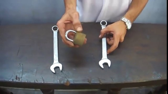 Il nous apprend à ouvrir un cadenas avec deux clés plates