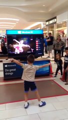Un enfant fait un show dans un centre commercial - Bon danseur!