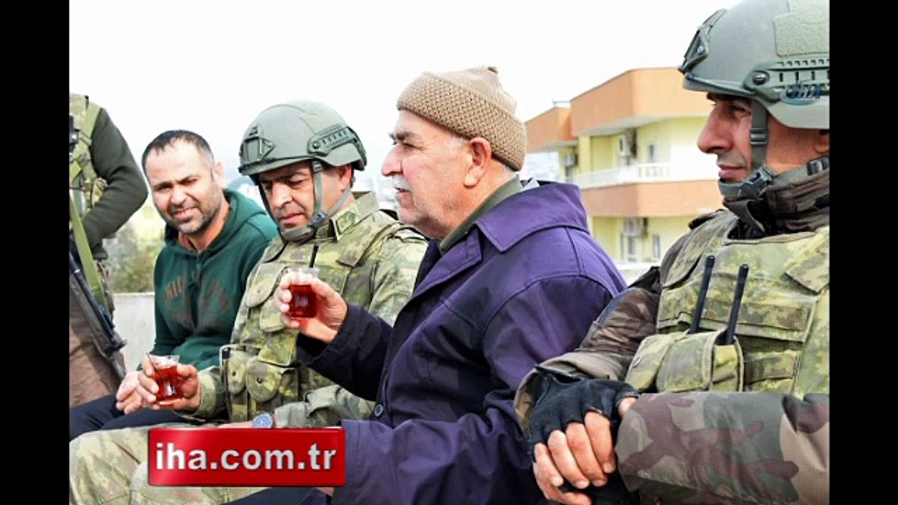 Güvenlik güçleri vatandaşlara yardım dağıttı