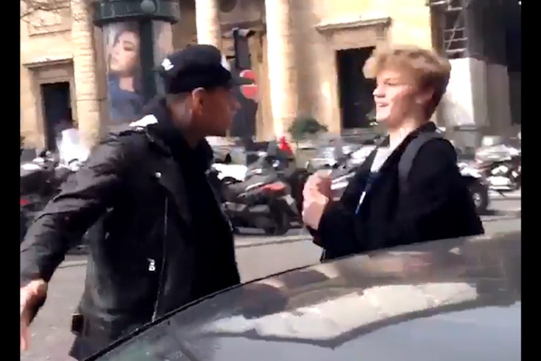 Quand Van der Wiel menace un jeune en pleine rue