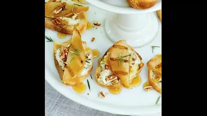 Закуска бутерброд с сыром и грушами