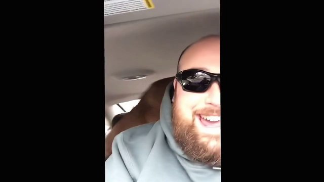 Ce chien perd la tête lorsqu'il découvre quelle est sa destination.