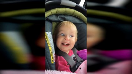 Anne ve Babasına İhtiyaç Duymadan _Ce-eee_ Oyunu ile Hunharca Eğlenen Bebek