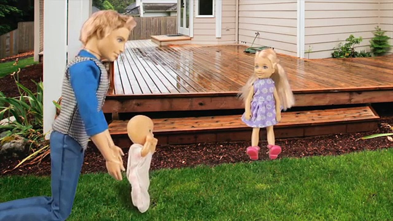 Barbie Look Whos Walking